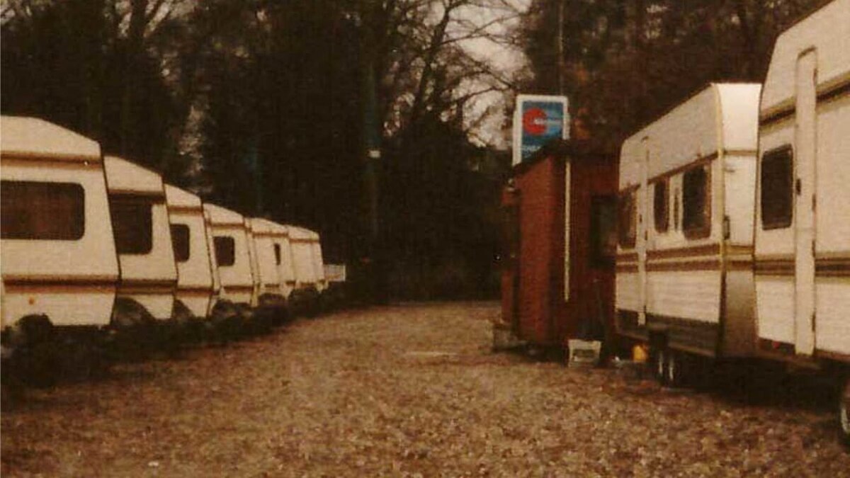 Alte Fotografie mit Wohnwagen aus den 80ern 