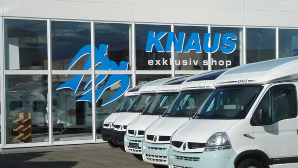 Wohnwagen vor Autohaus