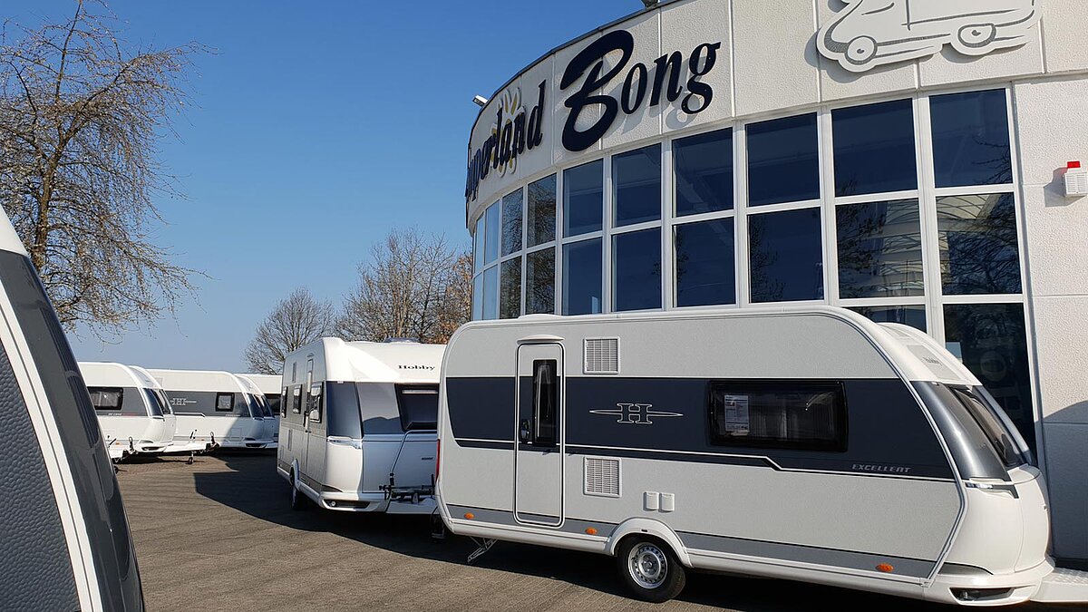 Außenansicht des Camperland Geländes mit Hobby Wohnwagen 