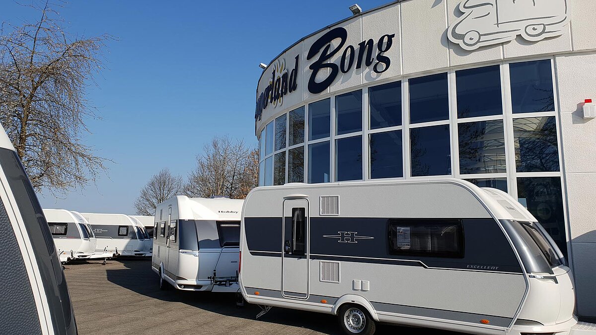 Außenansicht des Camperland Geländes mit Hobby Wohnwagen 