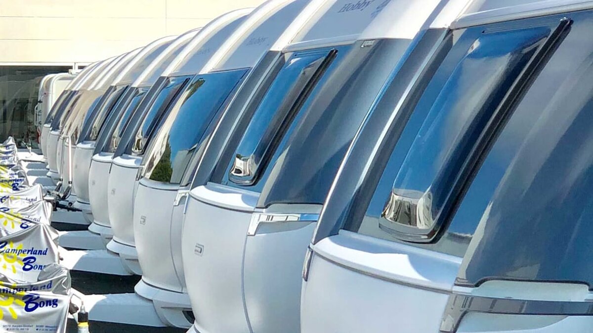 Man sieht viele Hobby Caravans in Reihe nebeneinander